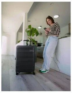 American Tourister Light Max 69cm Spinner Suitcase in Black
