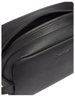 Calvin Klein Warmth Washbag in Black