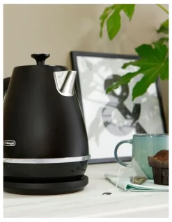 De'Longhi Distinta Moments Kettle 1.7L Kettle in Sunset Black KBIN2001BK
