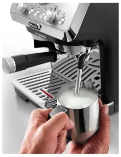 De'Longhi La Specialista Arte Manual Pump Coffee Machine in Metal/Black EC9155MB