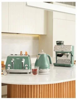 De'Longhi La Specialista Arte Manual Pump Coffee Machine in Toronto Green EC9155GR