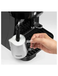 De'Longhi Magnifica Fully Automatic Coffee Machine in Black ECAM12122B