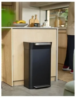 Joseph Joseph Titan 30 Trash Compactor 30L in Carbon Black