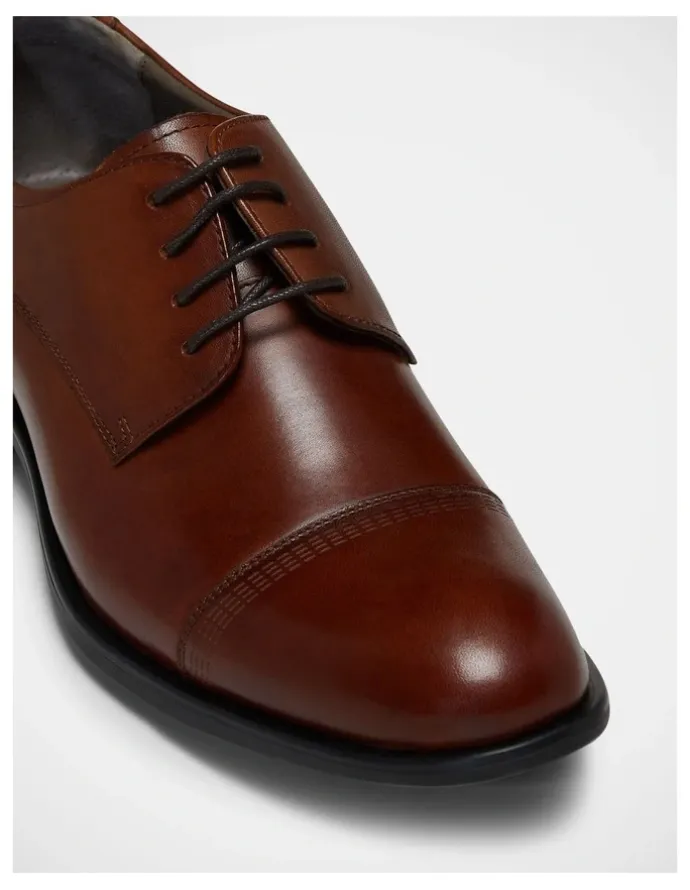 Julius Marlow Expand Dress Shoe in Tan