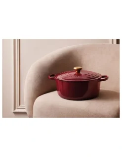 Le Creuset Signature 28cm/6.7L Round Casserole Dish in Garnet