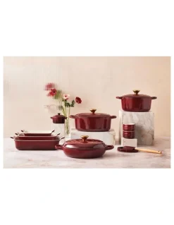 Le Creuset Signature 28cm/6.7L Round Casserole Dish in Garnet