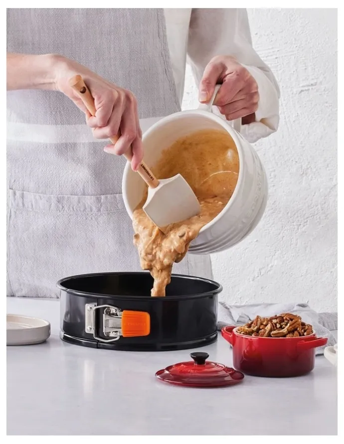 Le Creuset Toughened Non Stick Bakeware 20cm Round Springform Cake Tin