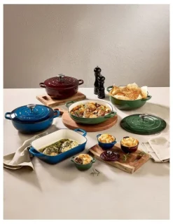 Maxwell & Williams Cast Iron Round Casserole 28cm/6.2L in Midnight Blue