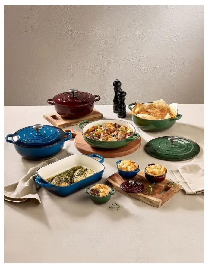 Maxwell & Williams Cast Iron Round Casserole 28cm/6.2L in Midnight Blue