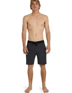 Quiksilver Surfsilk Street Trunk 18 Boardshorts In Black