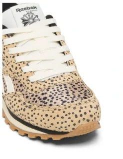 Reebok Classic Az Sneakers in Beige