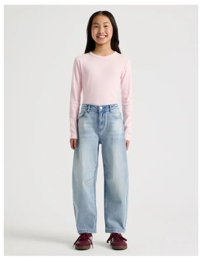 Tilii Mid Rise Barrel Jean in Mid Denim