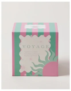 Vue Voyage Waikiki Candle 430g in Green/Pink