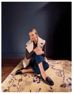 Wide Steps Castle Flat Shoes in Black Glove