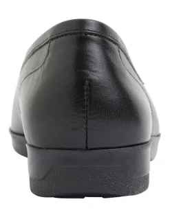 Wide Steps Verse Black Glove Flat Shoes