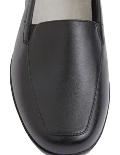 Wide Steps Verse Black Glove Flat Shoes